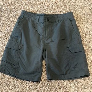 The North Face men’s charcoal cargo shorts size 32 hiking camping outdoor gear